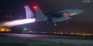 شاهد.. طلعات تدريبية نهارية وليلية للقوات الجوية في قاعدة الظفرة بالإمارات