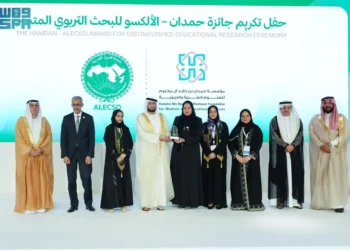 فريق جامعة الملك عبدالعزيز البحثي يحصد جائزة حمدان الألكسو للبحث التربوي وسط منافسة 154 فريقًا بحثيًا