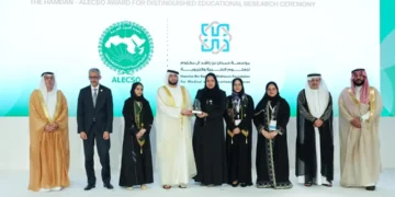 فريق جامعة الملك عبدالعزيز البحثي يحصد جائزة حمدان الألكسو للبحث التربوي وسط منافسة 154 فريقًا بحثيًا
