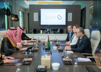 وزير الصناعة والثروة المعدنية يبحث تعزيز التعاون المشترك في قطاعي الصناعة والتعدين مع تونس وطاجيكستان