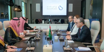 وزير الصناعة والثروة المعدنية يبحث تعزيز التعاون المشترك في قطاعي الصناعة والتعدين مع تونس وطاجيكستان