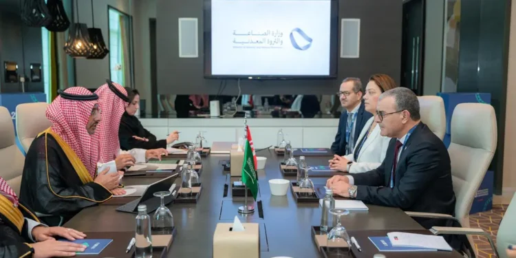 وزير الصناعة والثروة المعدنية يبحث تعزيز التعاون المشترك في قطاعي الصناعة والتعدين مع تونس وطاجيكستان