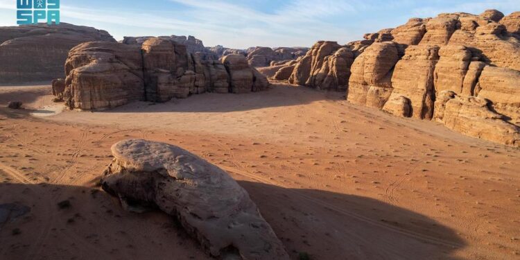 المغارات بـ “صحراء حسمى” غرب تبوك .. دفء مستدام في أحضان الطبيعة