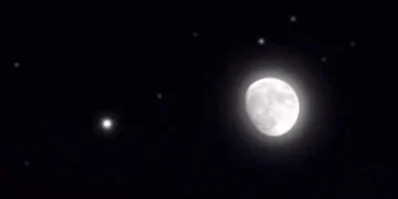 فلكية جدة: القمر الأحدب يقترن بـ المشتري اليوم