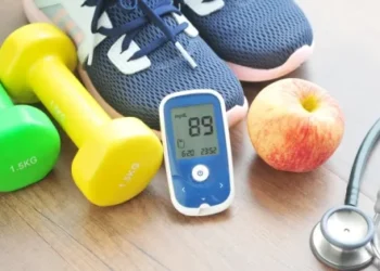منها ممارسة الرياضة والتخلص من الوزن الزائد.. تعرف على طرق الحفاظ على مستوى السكر في الدم
