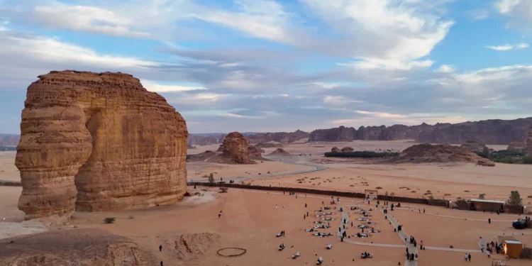 “جبل الفيل”.. أعجوبة طبيعية تجذب السياح لـ”العُلا”