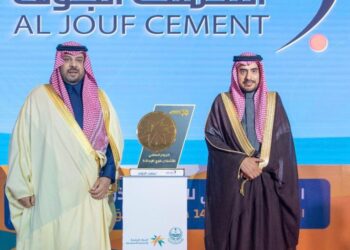 أمير الحدود الشمالية يتفقد شركة إسمنت الجوف ويطلع على مشاريع الطاقة والتشجير