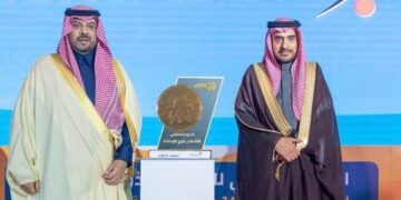 أمير الحدود الشمالية يتفقد شركة إسمنت الجوف ويطلع على مشاريع الطاقة والتشجير