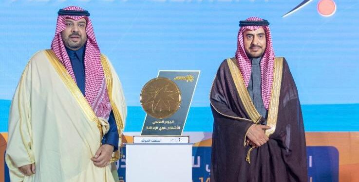 أمير الحدود الشمالية يتفقد شركة إسمنت الجوف ويطلع على مشاريع الطاقة والتشجير