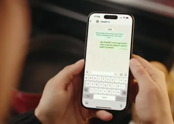 ChatGPT أصبح متاحاً على واتساب.. كيف تراسله كأنه شخص حقيقي؟