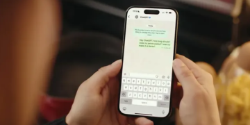 ChatGPT أصبح متاحاً على واتساب.. كيف تراسله كأنه شخص حقيقي؟