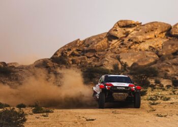 الأمير سعود بن جلوي يتوج الفائزين بسباق رالي جدة تويوتا 2024م