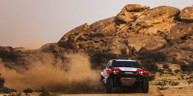 الأمير سعود بن جلوي يتوج الفائزين بسباق رالي جدة تويوتا 2024م