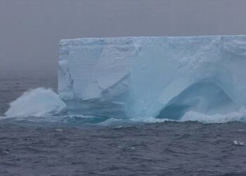 بالصور ... أكبر وأقدم جبل جليدي في العالم يستأنف حركته شمالاً