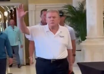 بالصور .. ترامب يفاجئ الجميع بنيولوك جديد