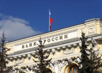 “المركزي الروسي” يخفض سعر العملات الرئيسية أمام الروبل