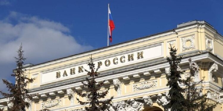 “المركزي الروسي” يخفض سعر العملات الرئيسية أمام الروبل