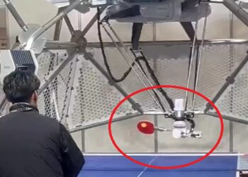 روبوت ياباني عملاق يلعب كرة الطاولة مع إنسان