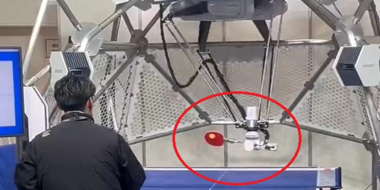 روبوت ياباني عملاق يلعب كرة الطاولة مع إنسان