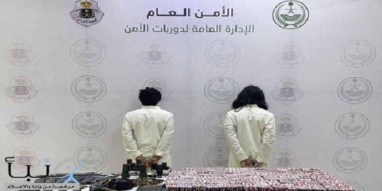 "دوريات الأمن بالرياض تقبض على شخصين لترويجهما الحشيش المخدر وأقراصًا خاضعة لتنظيم التداول الطبي"