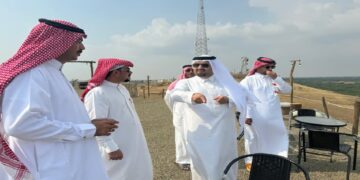 "محافظ بيش يتفقد المشاريع الاستثمارية في وادي ومنتزهات 'مسلية' ويستعرض تجهيزات فعاليات السفاري"