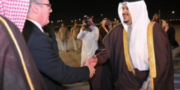 رئيس الوزراء البريطاني يغادر الرياض وفي مقدمة موديعه نائب أمير المنطقة