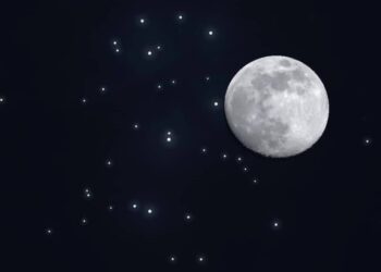 “فلكية جدة” ترصد اقتران القمر الأحدب بعنقود الثريا اليوم