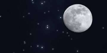 “فلكية جدة” ترصد اقتران القمر الأحدب بعنقود الثريا اليوم