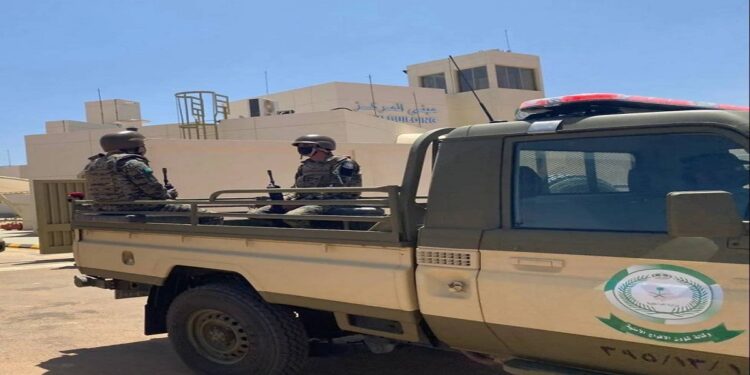 دوريات الأفواج الأمنية في جازان تضبط مخالفين لنظام أمن الحدود بحوزتهما مواد مخدرة