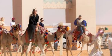 تجربة “الزي السعودي” تستقطب الزوار والسياح في مهرجان الملك عبدالعزيز للإبل