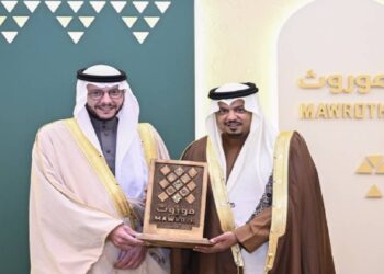 الأمير سعود بن نهار يشهد توقيع شراكة بين موروث ومركز النادر للصقور