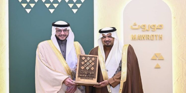 الأمير سعود بن نهار يشهد توقيع شراكة بين موروث ومركز النادر للصقور