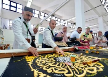 ضيوف برنامج خادم الحرمين يزورون مصنع كسوة الكعبة ومعرض الوحي