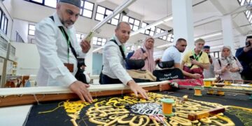 ضيوف برنامج خادم الحرمين يزورون مصنع كسوة الكعبة ومعرض الوحي