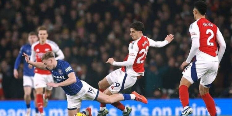 الدوري الإنجليزي.. أرسنال يتقدم للوصافة بفوزه على إيبسويتش تاون بهدف