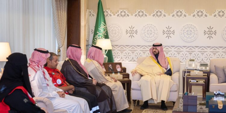 نائب أمير الشرقية يطلع على مبادرات وبرامج هيئة الهلال الأحمر السعودية بالمنطقة