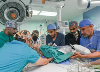 تمهيدًا لفصلهما.. توأمان سياميان سوريان يصلان المملكة اليوم