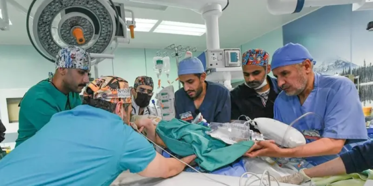 تمهيدًا لفصلهما.. توأمان سياميان سوريان يصلان المملكة اليوم