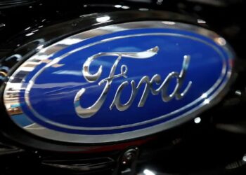 "المستشار الألماني يزور مصنع 'فورد' وسط مخاوف بشأن تسريح 3 آلاف موظف"