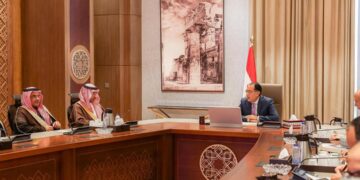 وزير الصناعة والثروة المعدنية يبحث مع رئيس الوزراء المصري تعزيز التكامل الصناعي بين البلدين