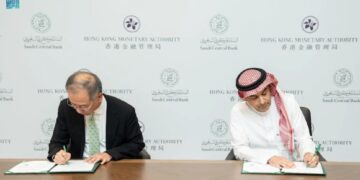 "محافظ البنك المركزي السعودي يلتقي محافظ سلطة النقد في هونج كونج لتعزيز التعاون المشترك"