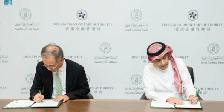 "محافظ البنك المركزي السعودي يلتقي محافظ سلطة النقد في هونج كونج لتعزيز التعاون المشترك"