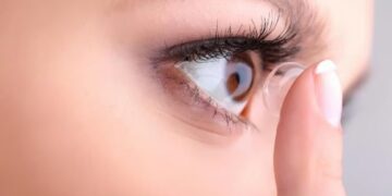 خبيرة بصريات تحذر من إزالة العدسات اللاصقة فور الاستيقاظ: انتظر 5-10 دقائق