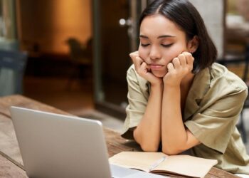 دراسة: الجلوس أكثر من 10 ساعات ونصف في اليوم يزيد خطر الإصابة بأمراض القلب الخطيرة