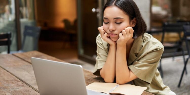 دراسة: الجلوس أكثر من 10 ساعات ونصف في اليوم يزيد خطر الإصابة بأمراض القلب الخطيرة