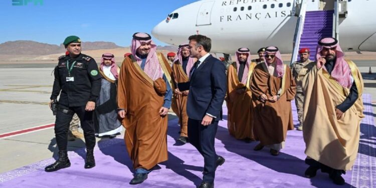 الرئيس الفرنسي يتجول بمنطقة العُلا خلال زيارته للمملكة (فيديو)