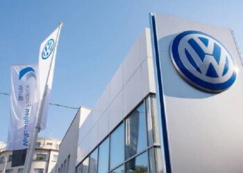 وسط نزاع حول إغلاق 3 مصانع.. عمال شركة “فولكسفاغن” يهددون بالإضراب
