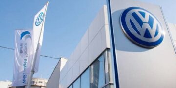 وسط نزاع حول إغلاق 3 مصانع.. عمال شركة “فولكسفاغن” يهددون بالإضراب