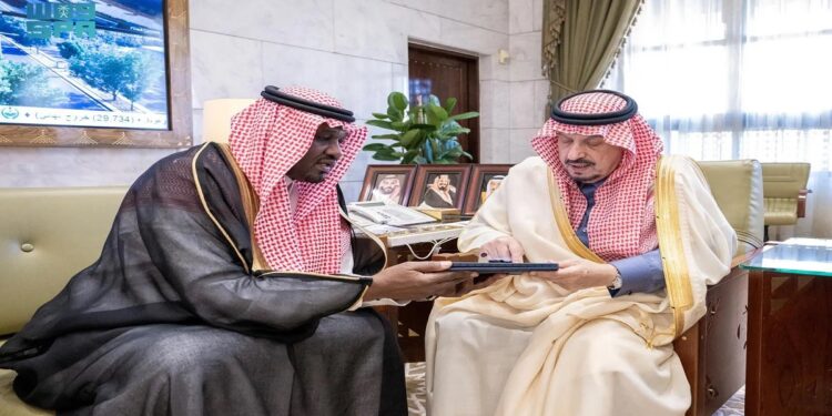 أمير الرياض يطلع على جهود الجمعية السعودية لحكام كرة القدم