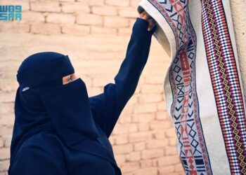 فتاة سعودية تعمل من خلال مشروعها إلى تحويل معالم وتراث العُلا لتصاميم مبتكرة